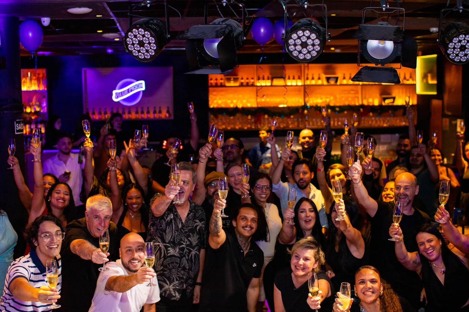 Equipe SinergyRH reunida em celebração