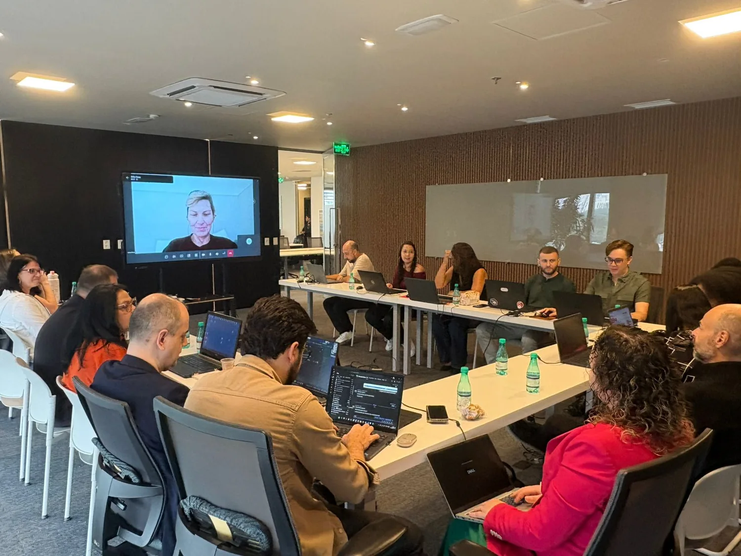 Profissionais da SinergyRH em reunião de trabalho